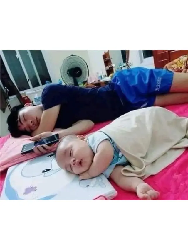 7 Potret Nyeleneh Bapak dan Anak Waktu Tidur Bareng, Posenya Kompak