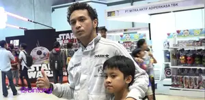 Vokalis grup band Nidji, Giring, mengajak sang buah hati, Zidan, untuk mengunjungi ajang Comic Con 2015.