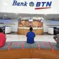 Nasabah menunggu di lobby untuk bertransaksi di Kantor Bank BTN Cabang Harmoni, Jakarta, Kamis (17/6/2021). Bank BTN tengah berfokus pada penyaluran dana PEN dalam bentuk  subsidi bunga KPR dan UMKM kurang lebih mencapai 1,15 juta debitur dengan nilai sekitar Rp2,49 triliun. (Liputan6.com/HO/BTN)