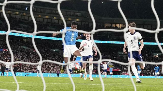 Foto: Aksi Bocah 17 Tahun Bawa Brasil Permalukan Inggris di Wembley
