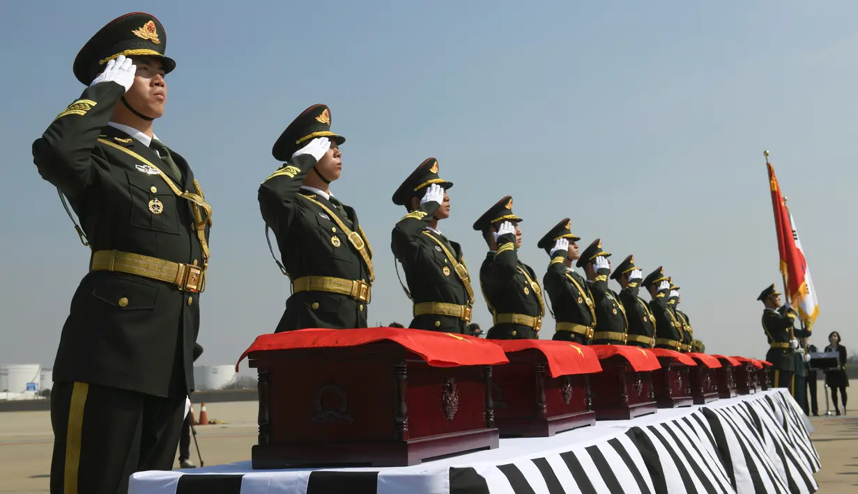 Tentara memberi hormat kepada peti mati berisi sisa-sisa tentara China yang menjadi korban dalam Perang Korea di Bandara Internasional Incheon, Seoul, Korea Selatan, Rabu (3/4). Jasad tentara China tersebut dipulangkan ke negaranya untuk dimakamkan. (Jung Yeon-je/Pool Photo via AP)