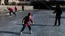 Seorang anak saat bermain ice skating di sungai yang membeku di Beijing, China (21/1). Akibat membeku, Sungai ini menjadi objek wisata dadakan yang banyak diminati wisatawan. (AFP/Fred Dufour)