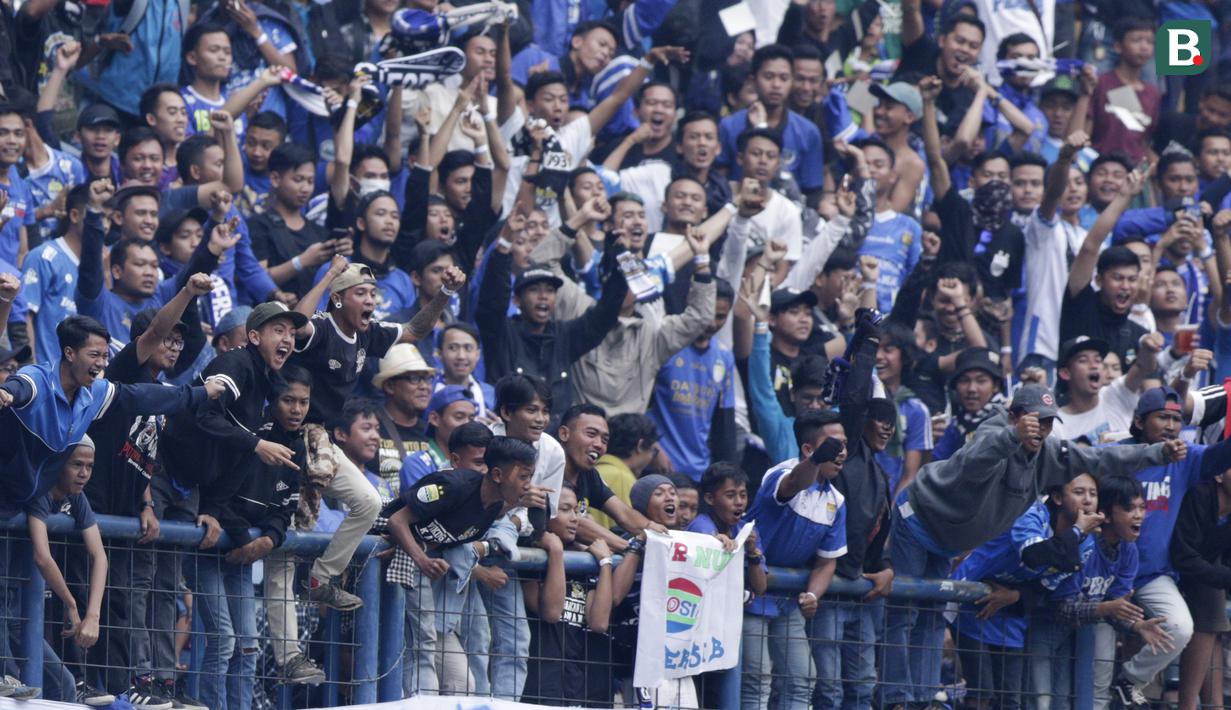 Suporter Persib Bandung merayakan gol ke gawang Arema FC pada laga Liga 1 di Stadion GBLA, Jawa Barat, Kamis (13/9/2018). Persib menang 2-0 atas Arema FC. (Bola.com/M Iqbal Ichsan)