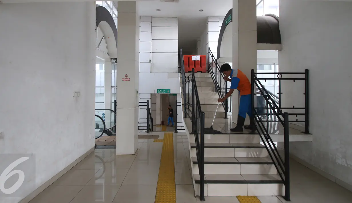 Suasana Terminal Manggarai di Jakarta, Jumat (10/2). Pengunjung di Terminal Manggarai tidak banyak hal itu disebabkan karena terminal ini bukanlah fasilitas angkutan transportasi antar-provinsi. (Liputan6.com/Angga Yuniar)