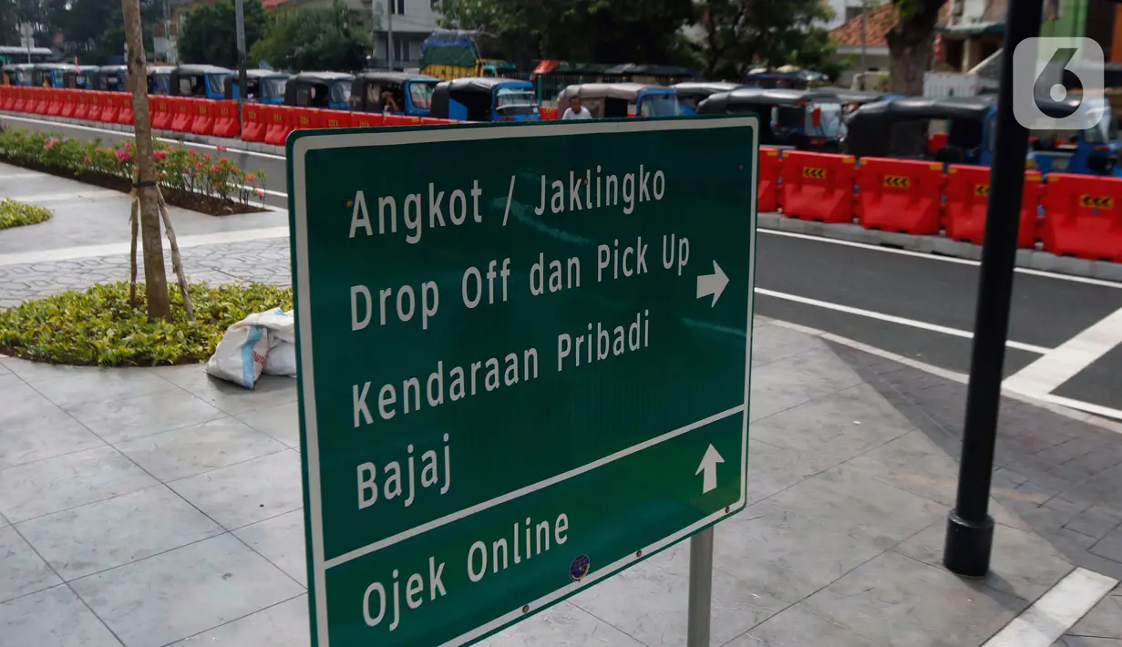 Papan penunjuk arah jalur khusus angkutan umum terpasang di Stasiun Tanah Abang, Jakarta Pusat, Jumat (5/6/2020). Pengemudi angkot, bajaj, hingga ojek kini bisa menunggu penumpang yang baru turun dari kereta di jalur khusus angkutan umum. (Liputan6.com/Johan Tallo)