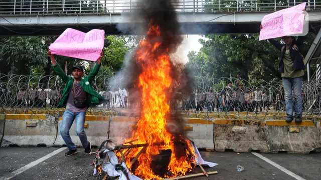 Demo Tolak Kenaikan Harga BBM, Mahasiswa Bakar Ban di Patung Kuda