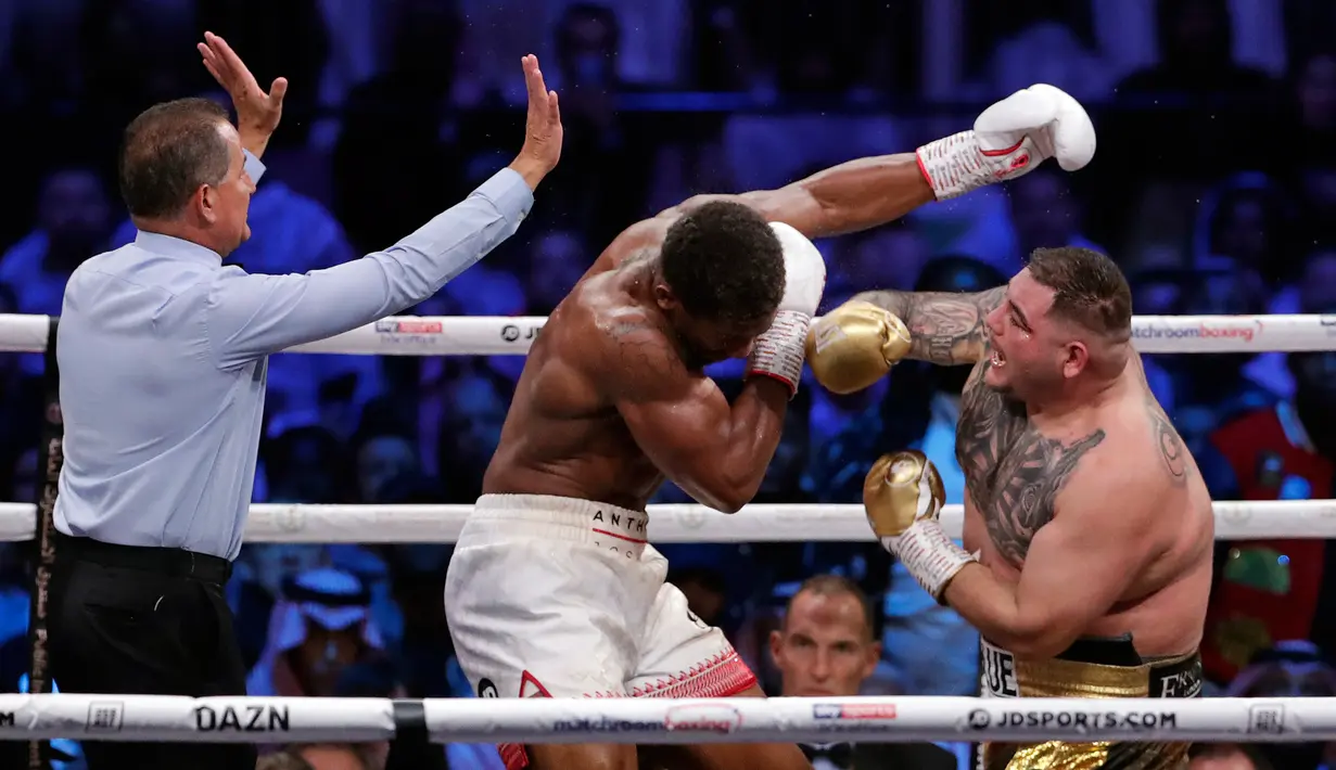Petinju Andy Ruiz Jr (kanan) memukul Anthony Joshua saat bertanding dalam kejuaraan tinju kelas berat dunia di Diriyah Arena, Riyadh, Arab Saudi, Minggu (8/12/2019). Anthony Joshua menang angka mutlak atas Andy Ruiz Jr. (AP Photo/Hassan Ammar)