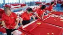 Para pekerja membuat bendera nasional di sebuah pabrik menjelang Hari Nasional di Wuyi, Provinsi Zhejiang, China, 28 September 2021. Hari Nasional adalah sebuah hari libur nasional di China untuk merayakan hari kebangsaan mereka dan diperingati pada tanggal 1 Oktober setiap tahun. (STR/AFP)