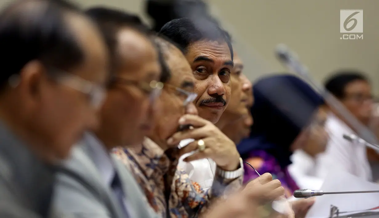 Kepala BNPT Komjen Pol Suhardi Alius mengikuti rapat dengan Komisi III DPR di Kompleks Parlemen, Senayan, Jakarta, Selasa (19/9). Rapat tersebut membahas rencana kerja dan anggaran kementerian serta lembaga tahun 2018. (Liputan6.com/JohanTallo)