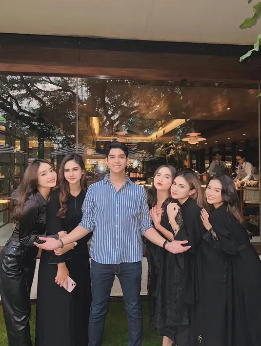 Selain kumpul bareng dalam momen bukber kali ini, sebelumnya waktu Al Ghazali berulang tahun kemarin, banyak para pemain Little Mom pun hadir dalam pesta ulang tahunnya. Dalam momen ulang tahunnya Al tersebut terlihat hadir Natasha Wilona, Raisya Bawazier dan Novillia. (Liputan6.com/IG/@raisyabawazier)