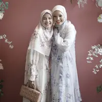 Natasha Rizky dan Dewi Sandra tampil kompak dalam sebuah event. Keduanya mengenakan gamis cantik dengan motif bunga dan nuansa pastel. [Foto: Instagram/ Natasha Rizky]