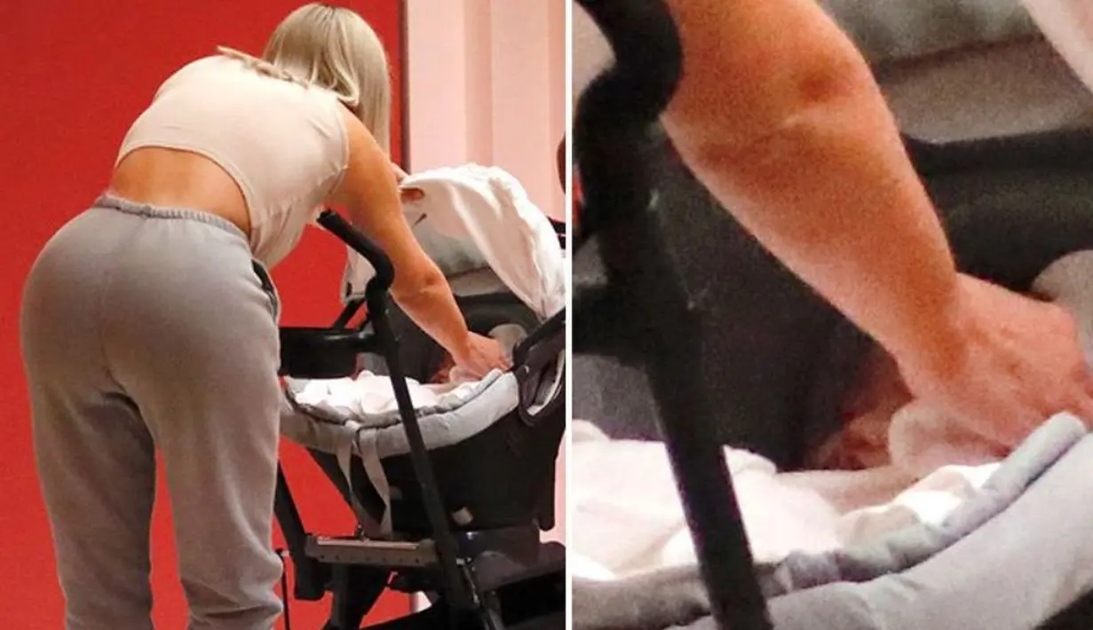 Chicago sendiri terlihat masih berada di stroller dan sepertinya tengah tertidur. (TMZ/SplashNews)