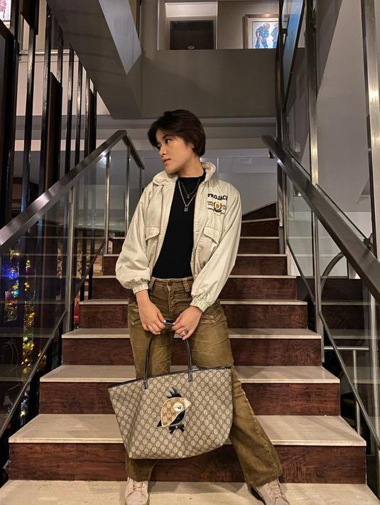 Jika dulu Ashira kerap menggunakan dress, kini wanita berusia 20 tahun ini pun lebih sering tampil kasual dengan kaos dan celana jeans. Meskipun terkesan simple namun penampilan dari Ashira ini nampak tetap stylish. (Liputan6.com/IG/ashirazamita)