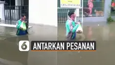 Menjalani pekerjaan dengan sepenuh hati ditunjukan seeorang driver ojek online ini yang tetap antarkan pesanan walau separuh badannya basah saat menerjang banjir.