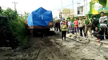 Jalur yang menghubungkan Ajibarang dan Purwokerto terputus. Hal ini disebabkan adanya truk yang terperosok serta jalanan yang diperbaiki.