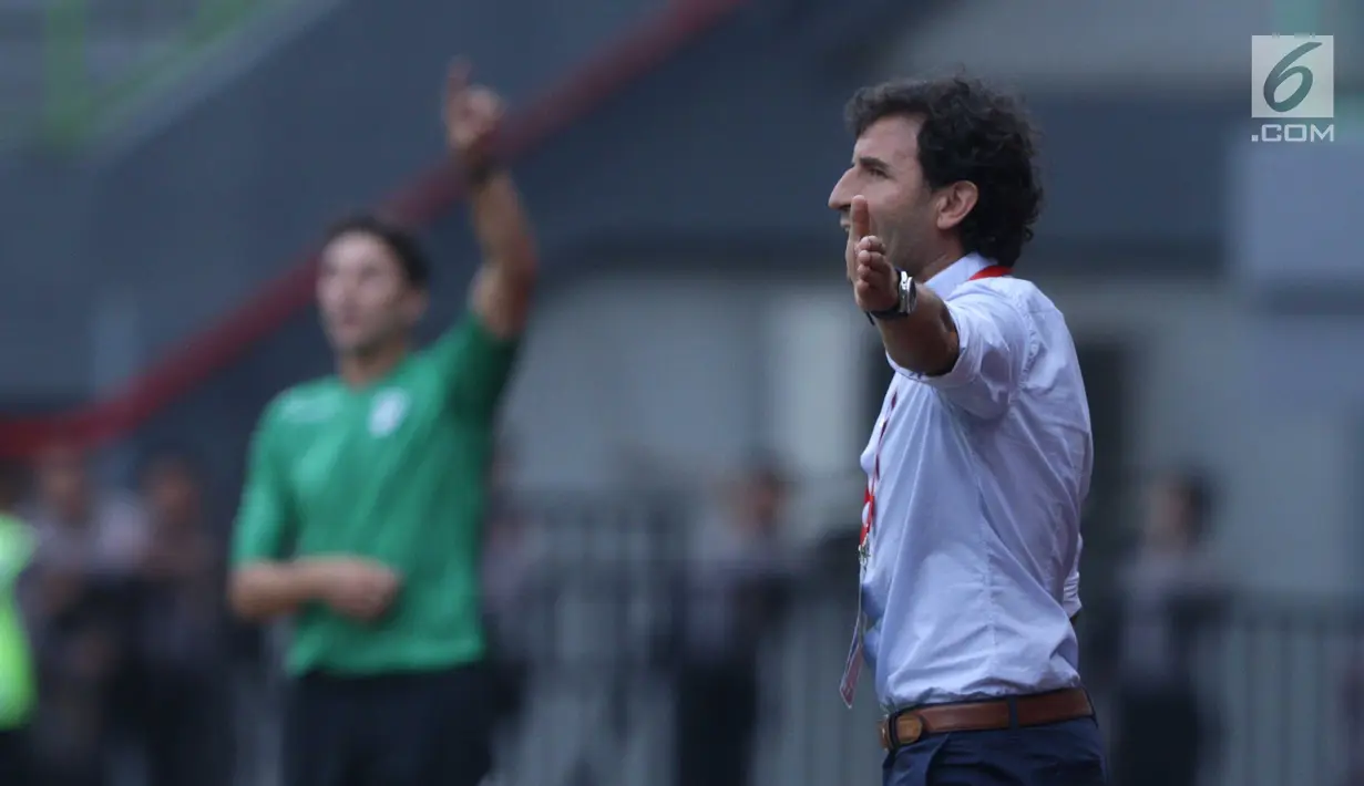 Pelatih Timnas Indonesia, Luis Milla (kanan) memberi arahan pada pemainnya pada laga persahabatan melawan Fiji di Stadion Patriot Candrabhaga, Bekasi, Sabtu (9/2). Laga berakhir imbang 0-0. (Liputan6.com/Helmi Fithriansyah)
