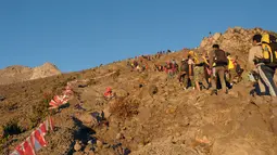 Ribuan pendaki dari berbagai daerah menyerbu lereng Gunung Merapi, Jawa Tengah, pada Minggu (17/8/2014) untuk melakukan upacara peringatan HUT RI ke-69. (Liputan6.com/Helmi Fithriansyah)