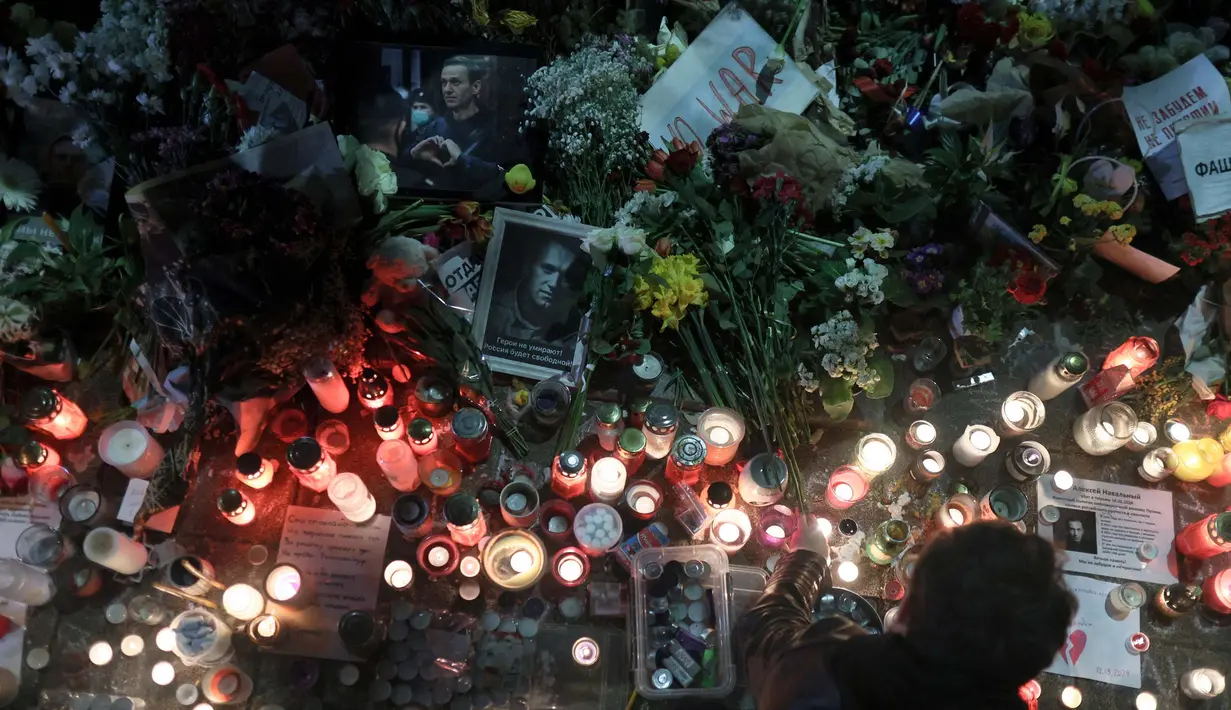 Mendiang pemimpin oposisi Rusia Alexei Navalny dimakamkan pada 1 Maret 2024 di pemakaman Moskow yang dihadiri ribuan pelayat, dua minggu setelah ia meninggal di penjara Kutub Utara. (OLIVER BUNIC/AFP)