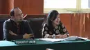 Kuasa hukum KBN Hendra Gunawan (kiri) menjalani sidang gugatan perbuatan melawan hukum terkait perjanjian konsesi antara PT KCN dengan PT KBN di PN Jakarta Utara, Selasa (17/4). (Liputan6.com/Arya Manggala)