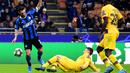 Striker Inter Milan, Matteo Politano, berebut bola dengan bek Barcelona, Clement Lenglet, pada laga Liga Champions di Stadion San Siro, Milan, Selasa (10/12). Inter kalah 1-2 dari Barcelona. (AFP/Miguel Medina)