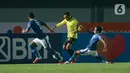 Pemain Barito Putera, Rizky Pora (tengah) berusaha melewati pemain Persib Bandung pada laga BRI Liga 1 di Stadion Indomilk Arena, Tangerang, Sabtu (4/9/2021). Persib Bandung menang tipis 1-0 lewat gol telat Marc Klok. (Bola.com/M Iqbal Ichsan)