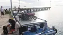 Petugas menata motor yang ada di atas kapal  di pelabuhan Pulau Sebesi, Lampung, Senin(31/12). Setiap harinya hanya ada satu kapal yang menyeberang pada pukul 13.00 WIB dari Dermaga Canti ke Pulau Sebesi. (Liputan6.com/Herman Zakharia)
