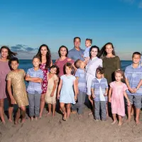 Keluarga ini memiliki 16 orang anak yang usianya antara 2 sampai 22 tahun. (Sumber Foto: Mirror)