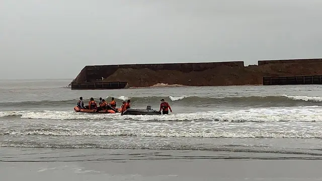 Tongkang karam di Pantai Batu Gong, Konawe.