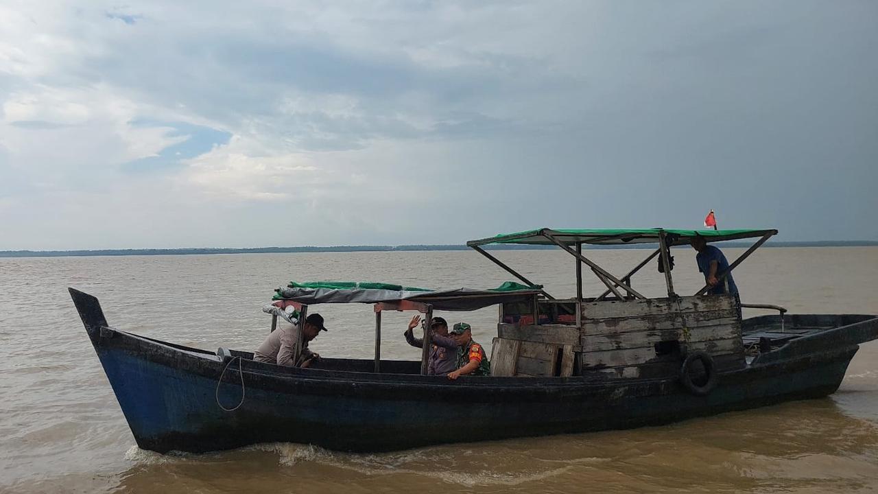 Perjuangan Polri Datangi Suku Akit, Naik Pompong Lewati Sungai Kuala