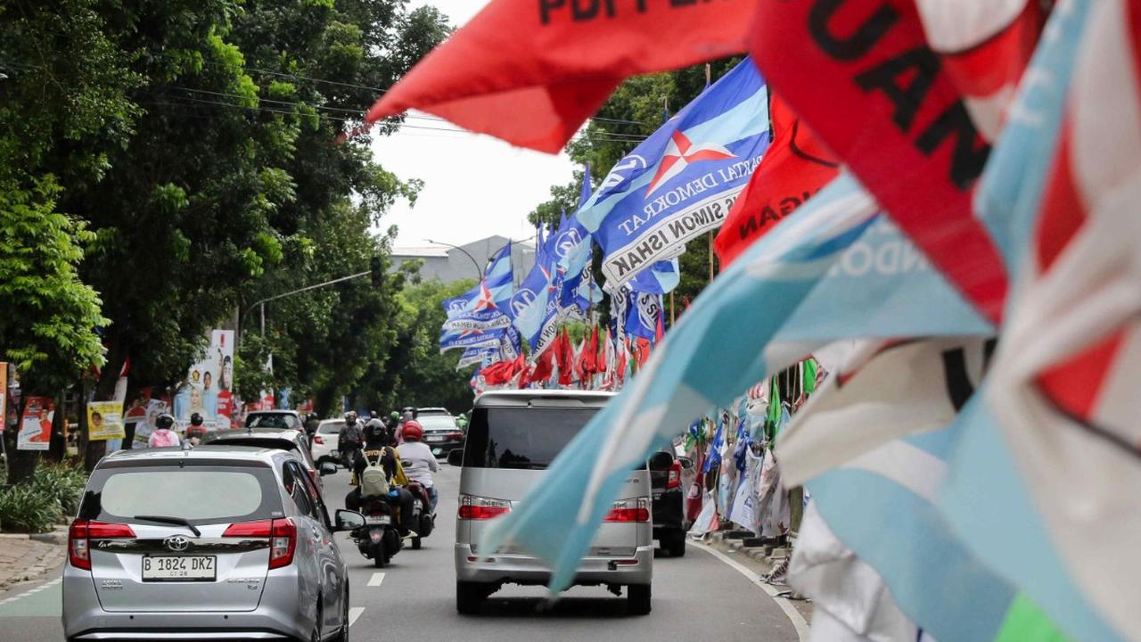 Deretan alat peraga kampanye yang dipasang tak sesuai aturan dan merusak pemandangan ibu kota masih menghiasi sejumlah titik jalan raya.
