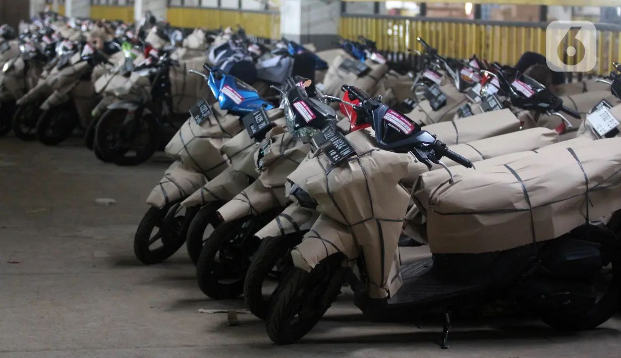 Melalui program mudik motor gratis ini, pemudik bisa sekalian membawa motornya menggunakan kereta api. (Liputan6.com/Johan Tallo)