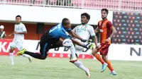 Pemain Surabaya United, Ilham Udin Armaiyn, berusaha mencetak gol ke gawang Pusamania Borneo FC yang dijaga Galih Sudaryono pada babak 8 besar Piala Jenderal Sudirman di Stadion Maguwoharjo, Sleman, Minggu (13/12/2015). (Bola.com/Nick Hanoatubun)