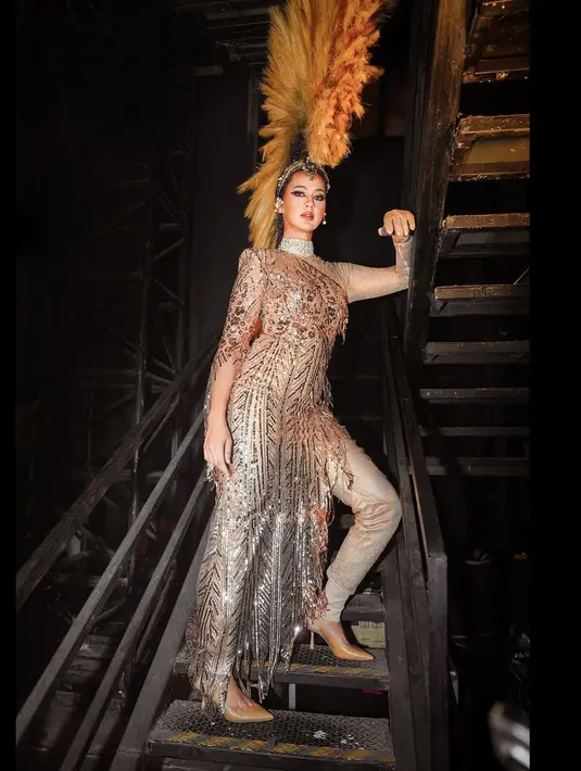 Di Instagramnya, ia mengunggah pemotretan dibalik layar mengenakan dress bling-bling.  [@martinusmunindra/@paula_verhoeven].