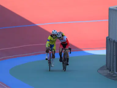 Pembalap sepeda Indonesia, Ayustina Delia Priatna (kanan) dipeluk Jutatip Maneephan dari Thailand usai menyelesaikan lomba nomor trek scratch putri di Hua Mark Velodrome, Bang Kapi, Bangkok, Kamis (18/12/2025). Pembalap sepeda Indonesia Ayustina Delia Priatna menutup kiprahnya di SEA Games 2025 Thailand dengan meraih medali perunggu dari nomor trek scratch putri. (Bola.com/Bagaskara Lazuardi)