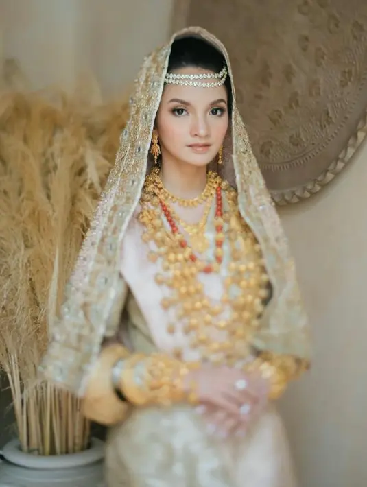 Ia juga melengkapinya dengan perhiasan emas dan pulasan makeup natural. (Instagram/sabrinaanggraini).