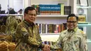 Ketua Umum PKB Muhaimin Iskandar (kanan) bersalaman dengan Ketua Umum Gerindra Prabowo Subianto di DPP PKB, Jakarta, Senin (14/10/2019). Kedatangan Prabowo ke DPP PKB dalam rangka silaturahmi dengan Muhaimin. (Liputan6.com/Faizal Fanani)