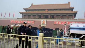 Polisi mencari tersangka dalam insiden penabrak turis di Tiananmen Square China. (AFP)