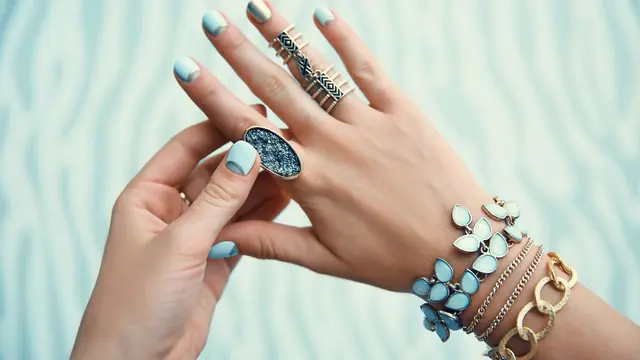 Hindari 7 Kesalahan Fashion Ini Agar Penampilan Nggak Terlihat Tua dan Tetap Segar!