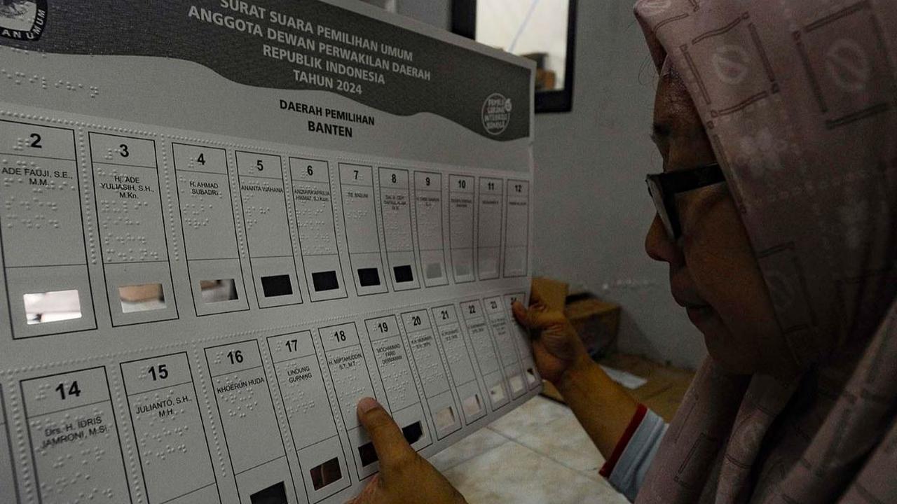 Petugas memeriksa dan menyortir alat bantu penyandang tunanetra yang menggunakan huruf braille di Gudang KPUD tangsel, Serpong, Kota Tangerang Selatan, kamis (18/01/2024).&nbsp;