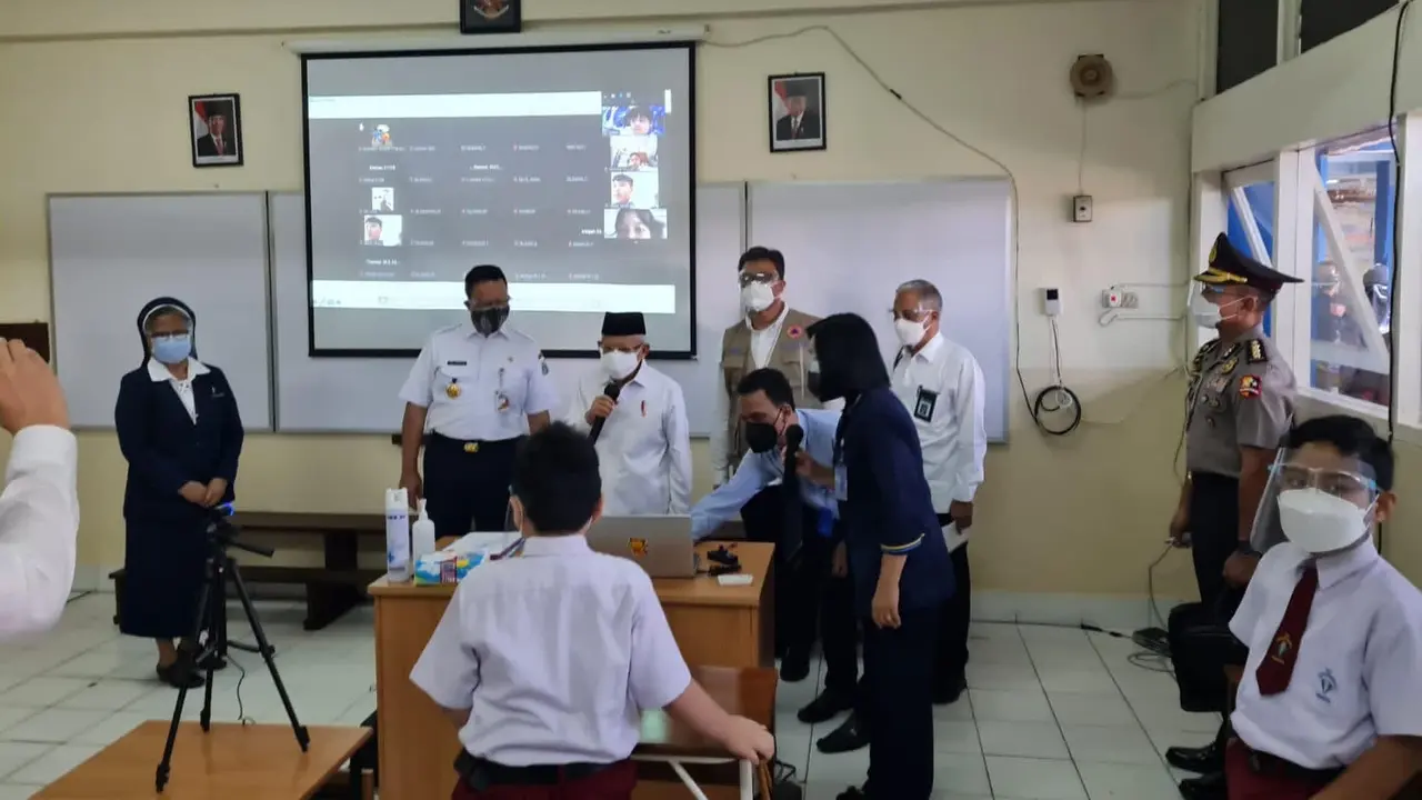 Wakil Presiden (Wapres) Ma'ruf Amin meninjau pelaksanaan Pembelajaran Tatap Muka (PTM) Terbatas