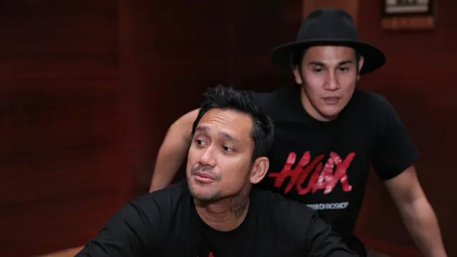[Bintang] Vino G Bastian dan Tora Sudiro Tampil Beda di Film Hoax