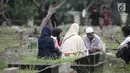 Umat muslim memanjatkan doa di makam anggota keluarganya di Tempat Pemakaman Umum (TPU) Menteng Pulo, Jakarta, Minggu (28/4/2019). Tradisi ziarah kubur dilakukan umat Muslim menjelang datangnya bulan suci Ramadan untuk mendoakan keluarga mereka yang telah wafat. (Liputan6.com/Faizal Fanani)
