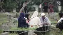 Umat muslim memanjatkan doa di makam anggota keluarganya di Tempat Pemakaman Umum (TPU) Menteng Pulo, Jakarta, Minggu (28/4/2019). Tradisi ziarah kubur dilakukan umat Muslim menjelang datangnya bulan suci Ramadan untuk mendoakan keluarga mereka yang telah wafat. (Liputan6.com/Faizal Fanani)