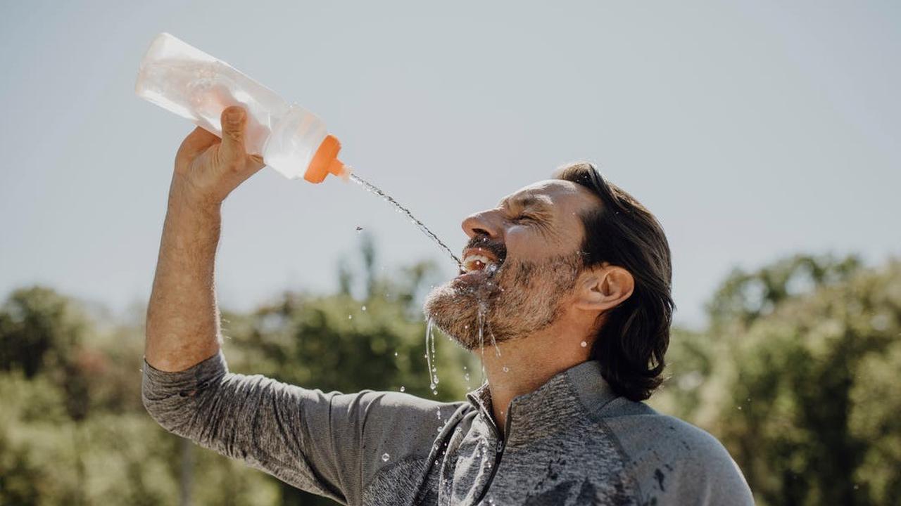 Waspada! Bahaya Jarang Mencuci Botol Air Minum: Infeksi Mengintai!