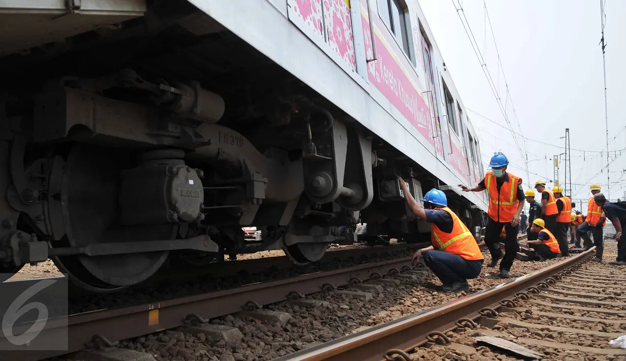 Sejumlah Petugas saat mengevakuasi gerbong kereta yang anjlok di jalur kereta api manggarai, Jakarta, Selasa (27/10/2015). Belum diketahui sebab Kereta anjlok tersebut. (Liputan6.com/Gempur M Surya)
