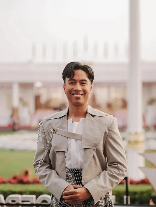 Meski tampil secara terpisah, kedua nampak menunjukkan dukungan satu sama lain. Vidi Aldiano tampil terlebih dahulu dengan outfit yang trendy. (instagram/vidialdiano)