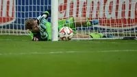 Video highlights dua penyelamatan gemilang yang dilakukan kiper Hoffenheim, Oliver Baumann berhasil membuat hamburg terdiam.