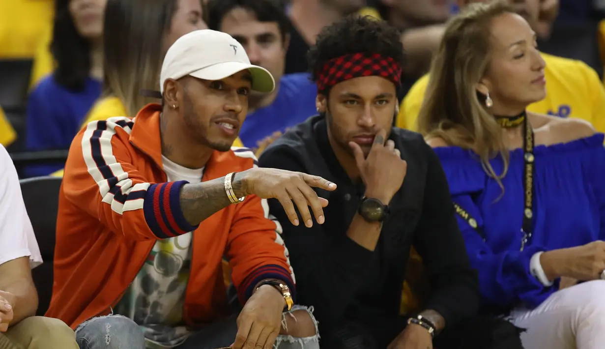 Pembalap F1, Lewis Hamilton dan Striker Barcelona, Neymar Jr menyaksikan gim kedua Final NBA antara Cleveland Cavaliers melawan Golden State Warriors di Oracle Arena, California, (4/06/2017). Golden State Warriors menang 132-113. (AFP/Ezra Shaw)