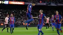 Penyerang Barcelona Neymar melompat kegirangan usai mencetak gol ke gawang Athletic Bilbao di laga Piala Raja, Camp Nou, Barcelona, Kamis (12/1). Barcelona menang 3-1 atas Bilbao. (AP/Manu Fernandez)