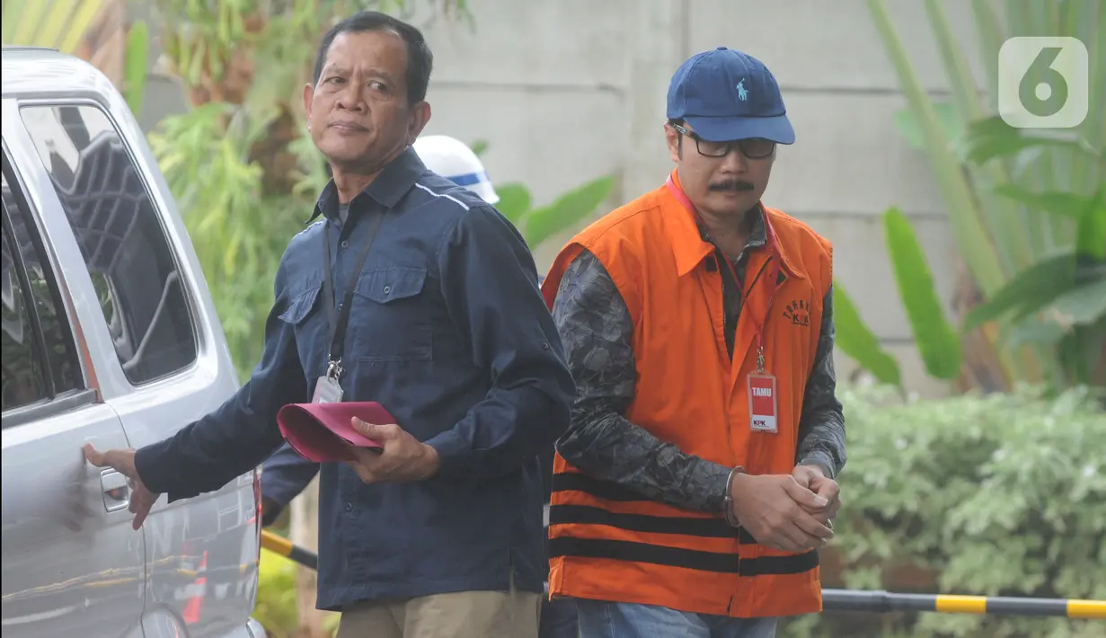 Mantan Ketua DPRD Tulungagung, Supriyono tiba untuk menjalani pemeriksaan di Gedung KPK, Jakarta, Selasa (7/1/2020). Supriyono diperiksa sebagai tersangka terkait dugaan menerima suap pengadaan barang dan jasa di Pemkab Tulungagung tahun anggaran 2018. (merdeka.com/Dwi Narwoko)